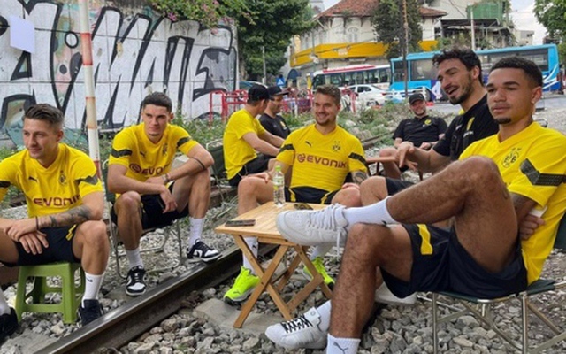 Sẽ xử phạt quán cà phê để cầu thủ CLB Dortmund ngồi chụp ảnh trên đường tàu