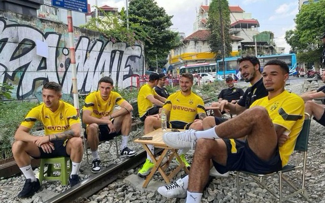 Cầu thủ Dortmund ngồi cà phê đường tàu: Các cầu thủ đã tự ý lấy bàn, ghế ra ngồi