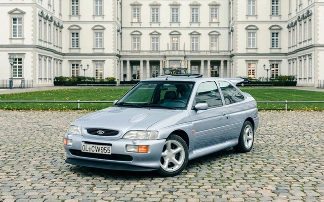 Cận cảnh chiếc Ford Escort RS Cosworth cuối cùng đang được bán đấu giá ở Anh