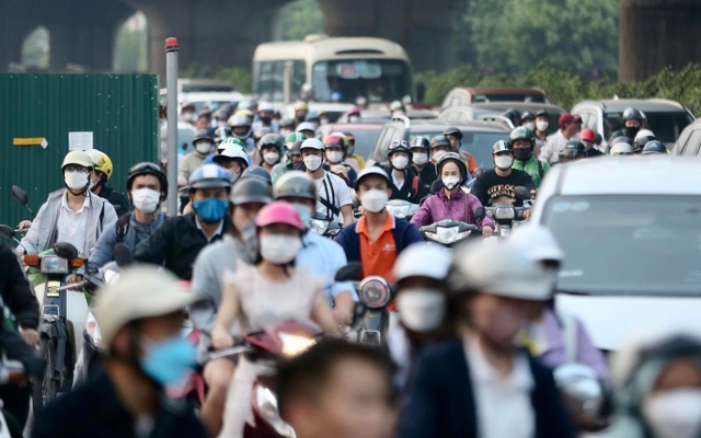 Dân khổ sở vượt đường bị quây tôn ở Hà Nội: Vì sao không dùng hàng rào di động?