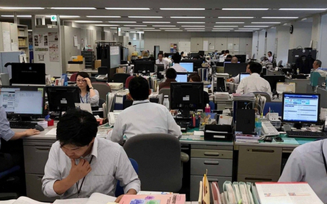 Nhiều công ty ở Nhật cắt giảm chi phí khiến thu nhập của người lao động Nhật "chịu trận"