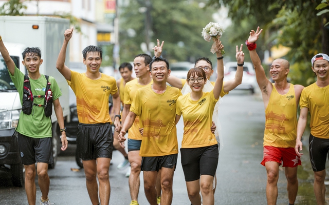 Chàng trai Hội An đội mưa chạy 30 km cầu hôn bạn gái