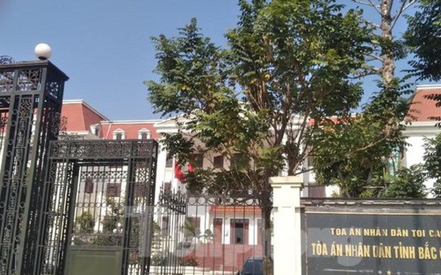 Công an điều tra vụ người đàn ông mang xăng đốt ở Tòa án tỉnh Bắc Giang