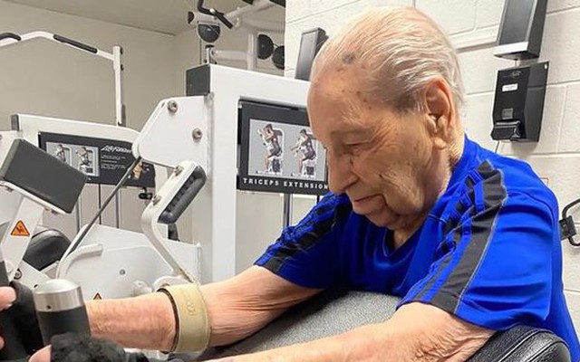 Cụ ông 100 tuổi nâng tạ, tập cardio 3 tiếng mỗi ngày, 5 ngày/tuần