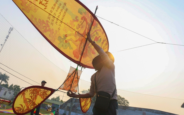 Gay cấn cuộc thi điều khiển sáo diều bay vượt câu liêm ở ngoại thành Hà Nội