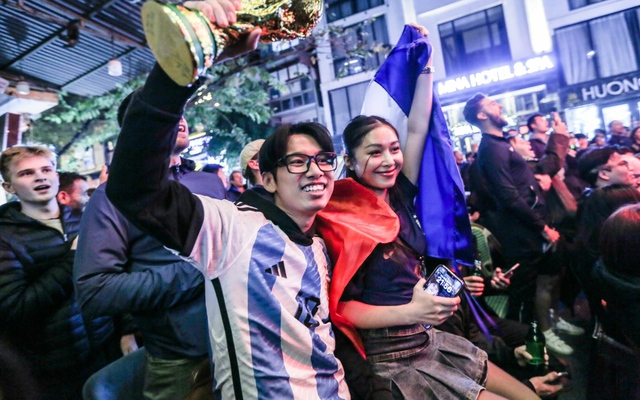 'Phố Tây' Hà Nội đông nghẹt người xem trận chung kết World Cup 2022