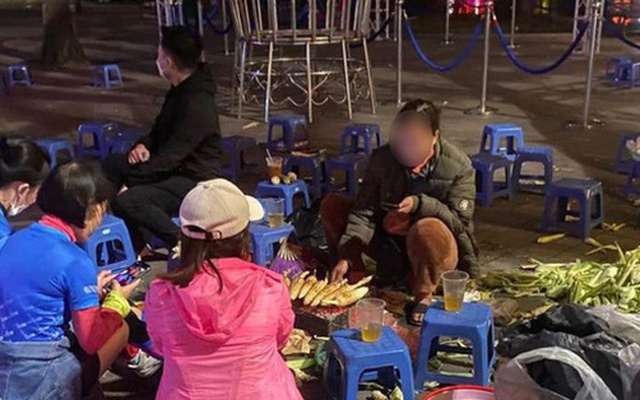 Thưởng thức đồ ăn vặt tại Hồ Gươm, cô gái mất 320.000 đồng cho 4 củ khoai