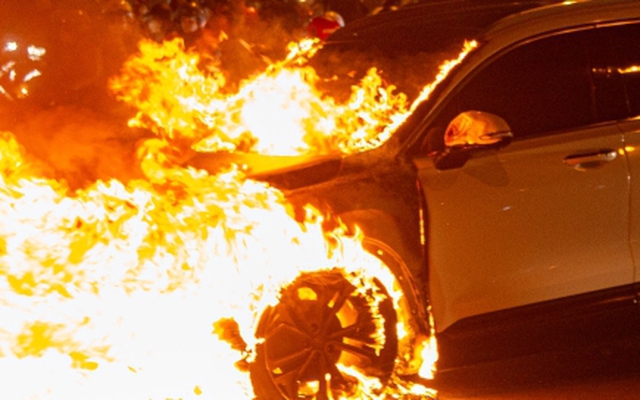 Hà Nội: Ô tô SantaFe bốc cháy dữ dội, tài xế rời khỏi hiện trường