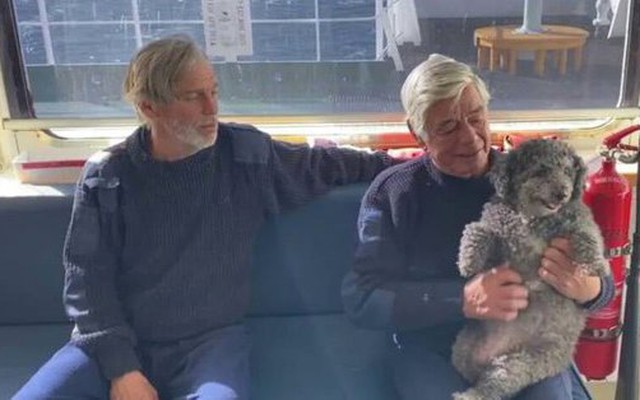 Hai người đàn ông và một chú chó vừa được giải cứu sau 10 ngày lênh đênh trên biển Đại Tây Dương