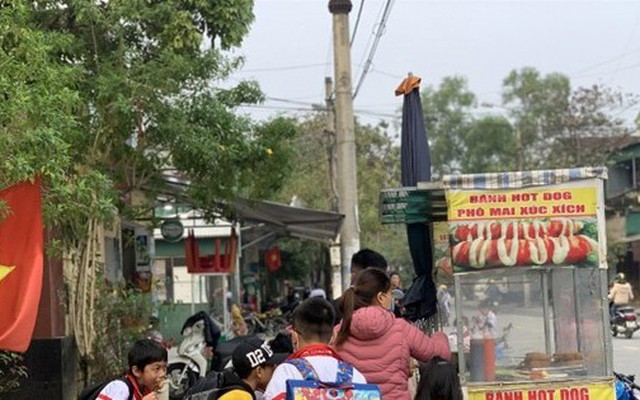 Đồ ăn, đồ chơi không rõ nguồn gốc trước cổng trường: Không an toàn vẫn cho trẻ dùng