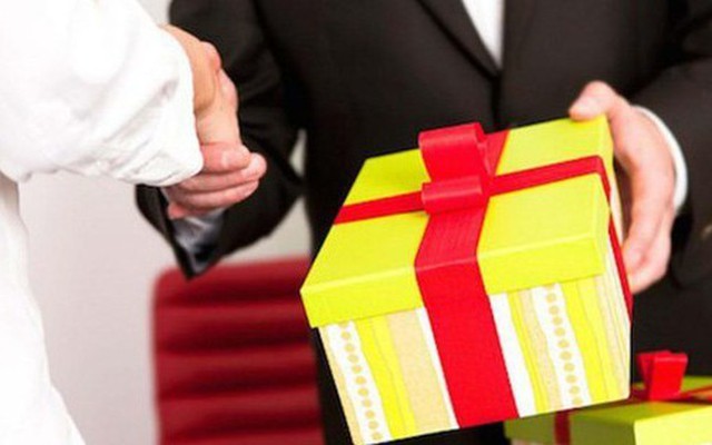 Thủ tướng: Nghiêm cấm biếu, tặng quà Tết cho lãnh đạo các cấp