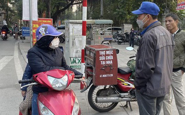 Cuối năm, nghề 'cầm cưa đứng đường' vào mùa