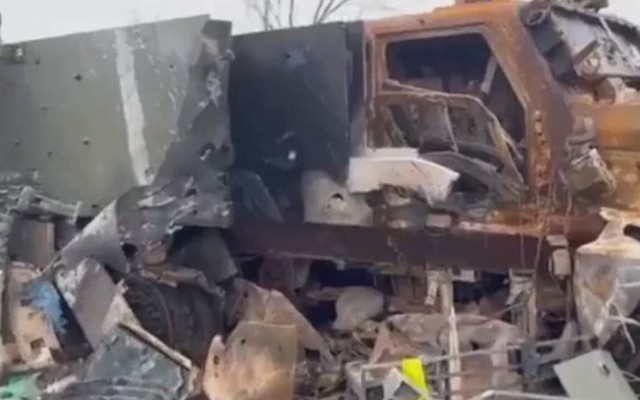 Xe bọc thép Mastiff tan tành sau khi hứng trọn hỏa lực xe tăng Nga