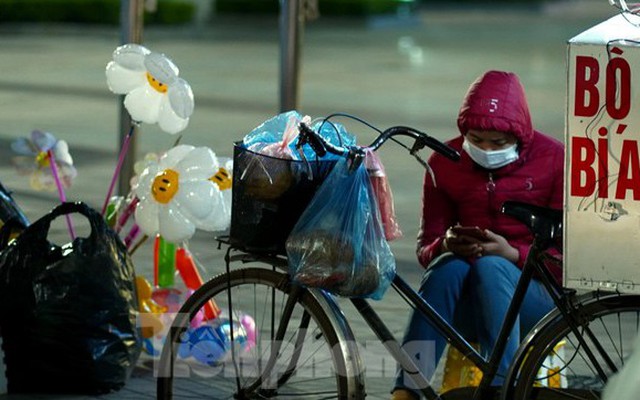 Lao động đường phố nhọc nhằn mưu sinh trong đêm rét sâu đầu đông ở Hà Nội