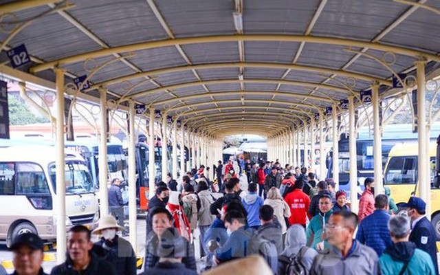 Người dân về quê đón Tết Dương lịch, bến xe ở Hà Nội 'tăng nhiệt'