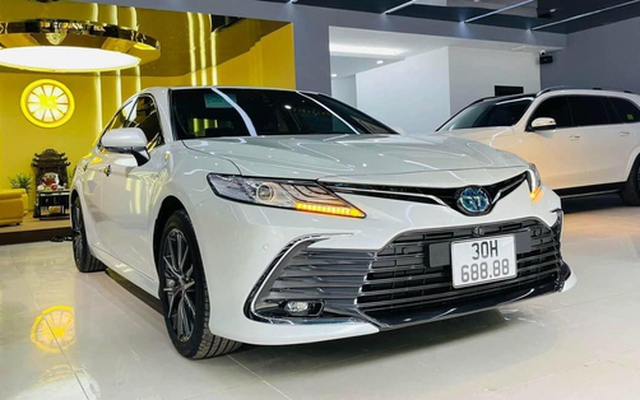 Toyota Camry biển tứ quý 8 giảm giá 400 triệu sau 1 tháng: Giá mới vẫn ngang Lexus ES 'đập hộp'