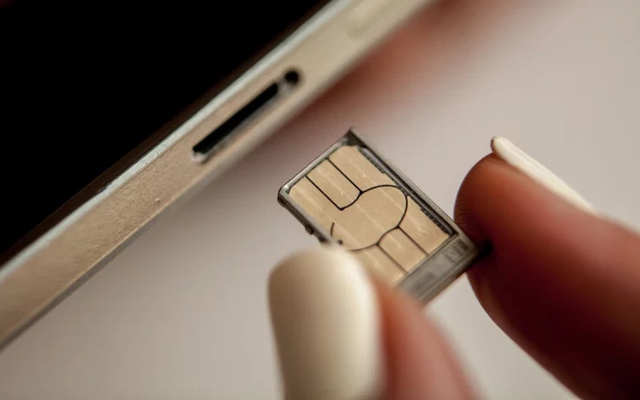 Cách mở khe cắm thẻ SIM trên điện thoại mà không cần dụng cụ tháo chuyên dụng