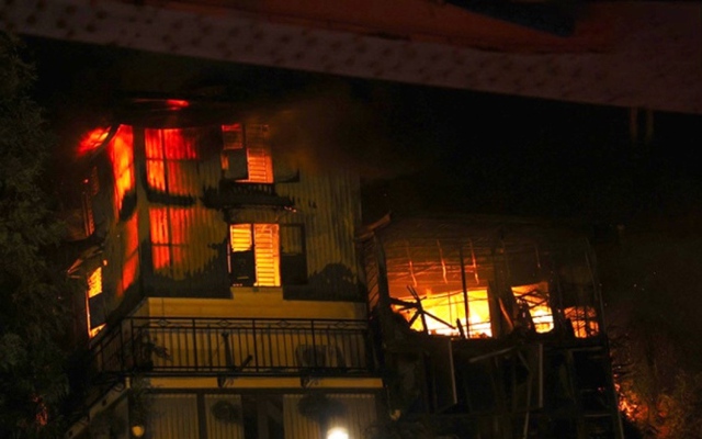 Hỏa hoạn lúc nửa đêm, 4 căn nhà phố cổ Hà Nội bị thiêu rụi