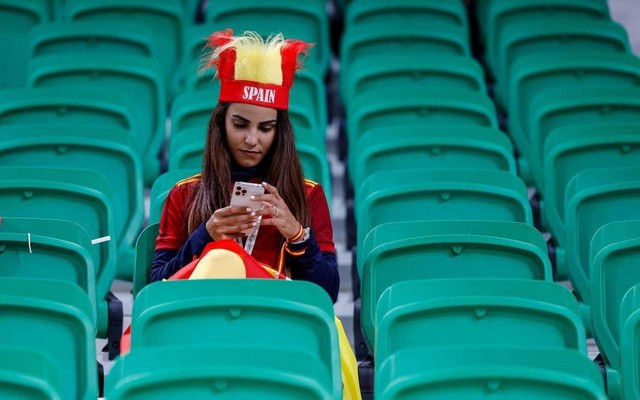 'Quên lối về' trước nhan sắc dàn CĐV nữ Tây Ban Nha tại World Cup 2022
