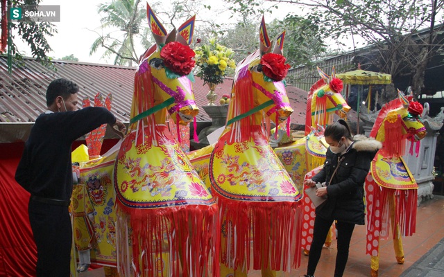 Nhiều người chi tiền triệu cúng vàng thỏi, ngựa giấy để làm lễ cầu may ngày vía Thần Tài