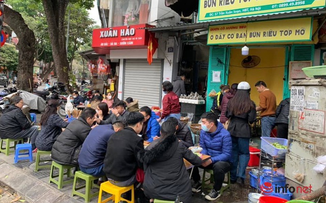 Quán bún ở Hà Nội bé tẹo, chỉ 1m2 thuê 16 nhân viên, bán nghìn bát mỗi ngày, khách ngồi kín vỉa hè chờ ăn trong giá rét