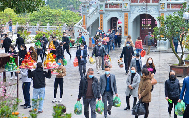 Ảnh: Hàng nghìn người mang "núi" tiền vàng đến ngôi đền 1000 năm ở Bắc Ninh dâng lễ, xin lộc đầu năm