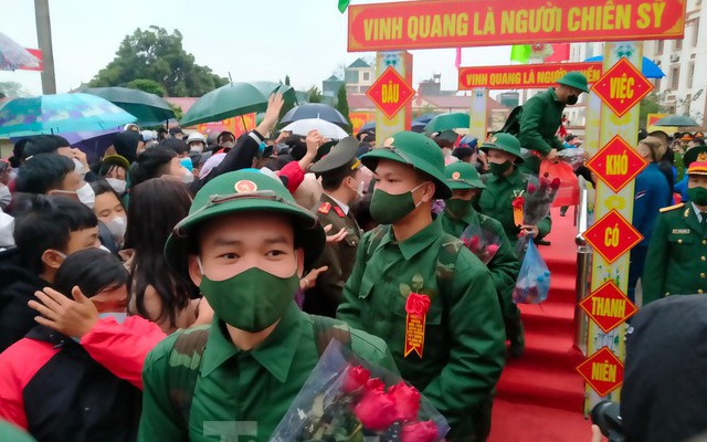 Hàng vạn thanh niên lên đường nhập ngũ