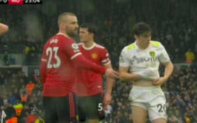 Daniel James từ chối bắt tay Luke Shaw trong trận Leeds thua MU