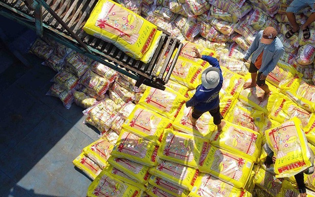 Giá gạo Việt vượt mặt Thái Lan
