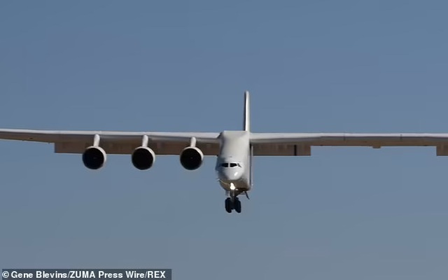 Xem máy bay lớn nhất thế giới sải cánh trên bầu trời