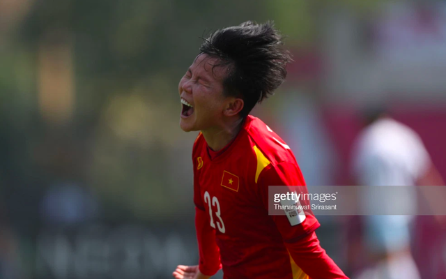 Bóng đá Việt Nam làm nên lịch sử, cổ động viên tấm tắc: "Tự hào quá các chiến binh…"