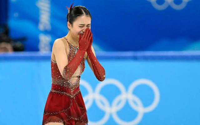 VĐV trượt băng nghệ thuật bật khóc khi bị người hâm mộ Trung Quốc 'ném đá'
