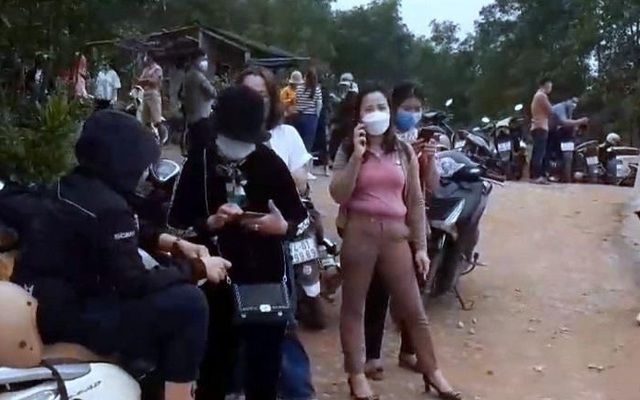Xuất hiện clip "cò đất" chốt lô như trẩy hội ở làng quê nghèo tỉnh Quảng Trị
