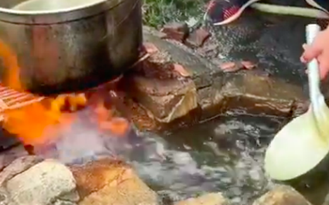 Giữa vũng nước, ngọn lửa vẫn bốc lên phừng phừng, thậm chí còn đun nấu nước: Hiện tượng gì đây?