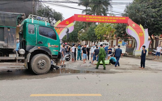 Nam sinh tử vong thương tâm dưới gầm xe tải