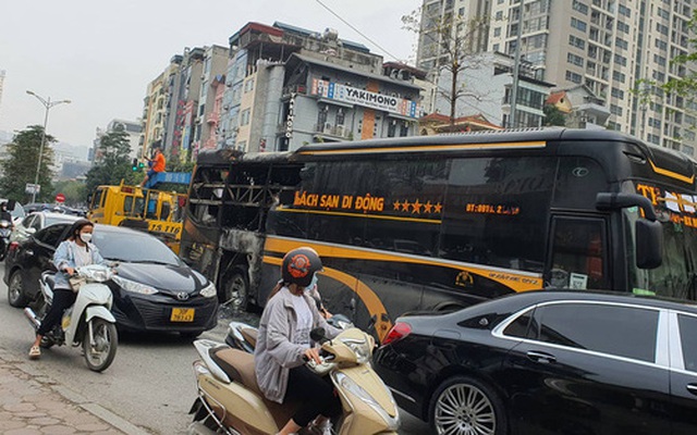 Hà Nội: Ô tô "khách sạn di động" bất ngờ bốc cháy khi gần đến bến