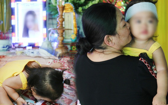 Quặn lòng đám tang của người mẹ đơn thân qua đời sau khi phẫu thuật nâng mũi: Đứa con gái 2 tuổi ôm hình, òa khóc gọi "Mẹ ơi"