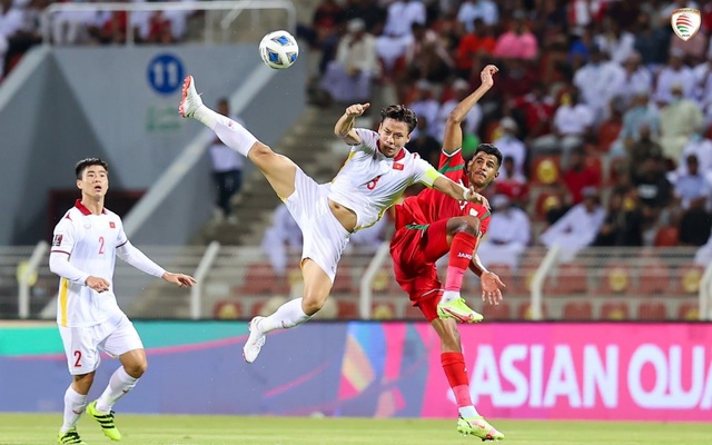 NHM Việt Nam 'cười nghiêng ngả' trước màn múa quạt của cầu thủ Oman