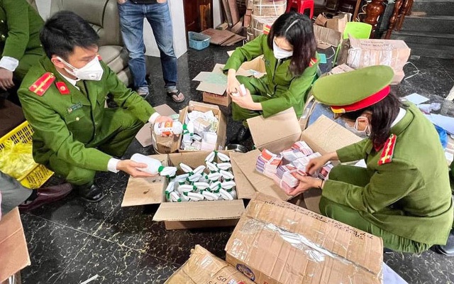 Bắt quả tang nhóm làm giả hàng nghìn chai dầu gió, xịt khuẩn giả thương hiệu nổi tiếng