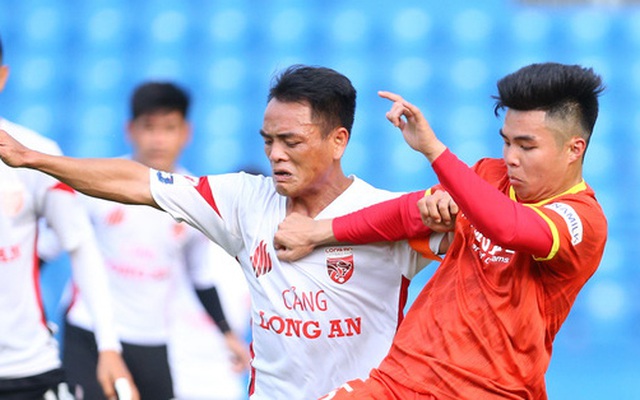 47 cầu thủ dương tính Covid-19, 3 trận đấu hạng Nhất Quốc gia 2022 tạm hoãn