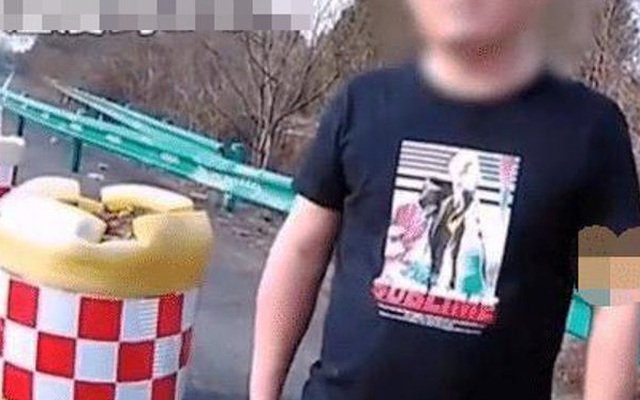 Người đàn ông mặc áo cộc đi trên cao tốc giữa trời lạnh buốt, nguyên nhân gây bất ngờ