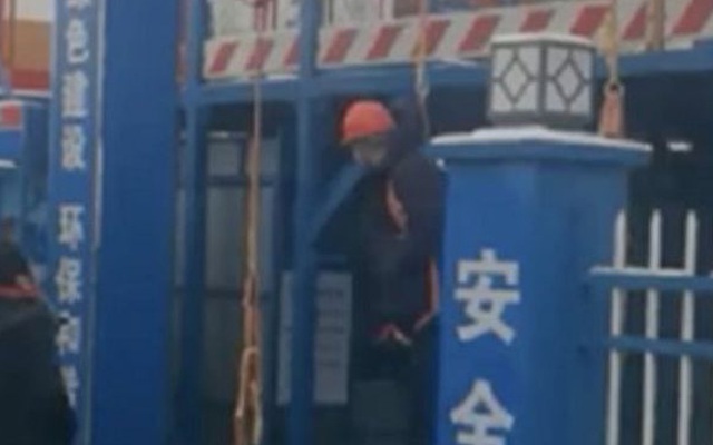 Vợ treo chồng lơ lửng trước cửa công ty còn lớn tiếng quát, ai nấy ủng hộ khi biết lý do