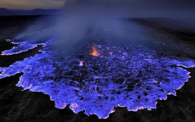 Giải thích hiện tượng bí ẩn, núi lửa phun trào dung nham màu xanh lam
