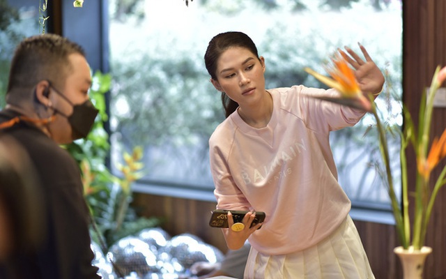 Ái nữ nổi cáu khi nhân viên làm sai ý trong bữa tiệc giá trăm triệu, nói gì mà dân mạng nghe xong lại vỗ tay khen?