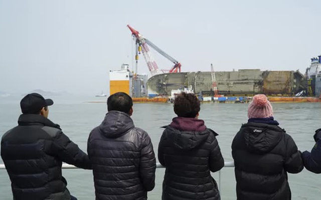 Tròn 8 năm vụ chìm phà Sewol - thảm kịch tồi tệ ám ảnh Hàn Quốc: Bi thương vẫn còn với người ở lại đang đau đáu tìm câu trả lời dưới đáy biển