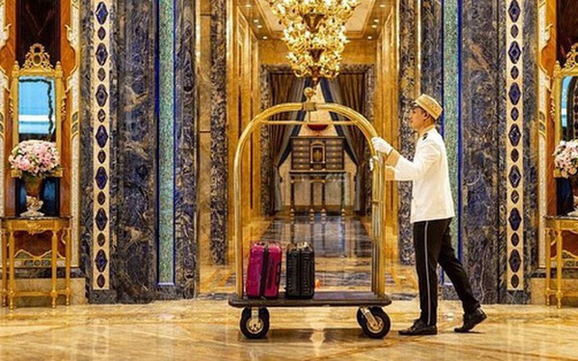Khách sạn 6 sao lộng lẫy như "cung điện" ở Sài Gòn: Giá 300 triệu/đêm, nội thất vương giả mạ vàng tinh xảo, nền nhà bằng đá khổng tước quý hiếm
