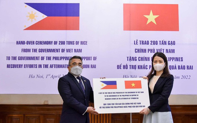 Việt Nam tặng Philippines 200 tấn gạo khắc phục hậu quả siêu bão Rai