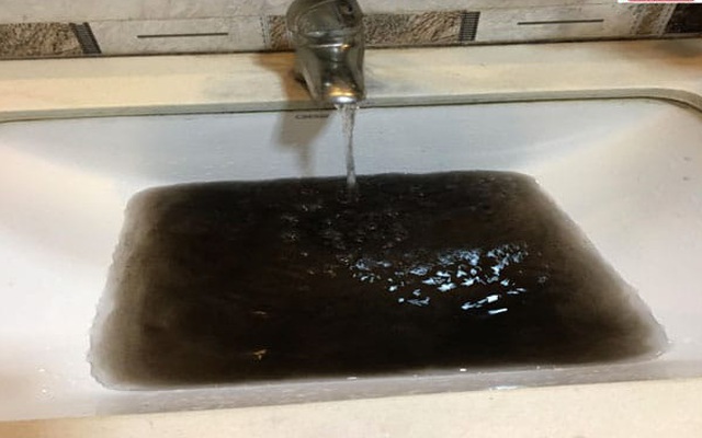 Vòi bồn rửa mặt chảy ra nước đen ngòm, cả gia đình ngỡ ngàng khi hiểu nguyên nhân