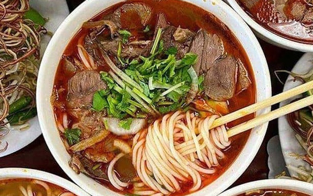 Cận cảnh tô bún bò Huế ngon nức tiếng, nhìn màu là biết chuẩn vị không sai một li