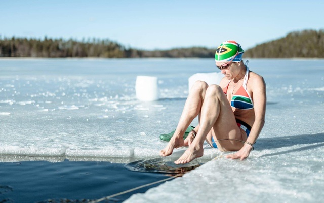 Bơi dưới lớp băng lạnh giá, người phụ nữ lập kỷ lục thế giới